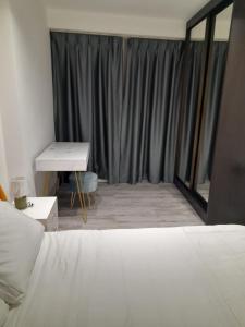 Luxe Place A tesisinde bir odada yatak veya yataklar