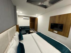 Un pat sau paturi într-o cameră la Hotel secure inn kadodara road