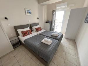 - une chambre avec un lit et 2 serviettes dans l'établissement Unique Galini Oia - Adults Only, à Oia