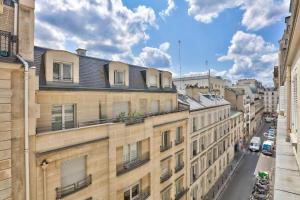 una vista aérea de una calle de la ciudad con edificios en Superbe T2 au cœur du 17ᵉ arrondissement, en París