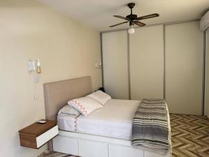 1 dormitorio con 1 cama y ventilador de techo en Tu Depto! comodo y paquete! en Buenos Aires