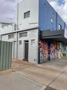 um edifício com graffiti ao lado em Apartment 1 on Oxide em Broken Hill