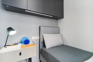 ein kleines Schlafzimmer mit einem Bett und einem Schreibtisch in der Unterkunft Student Accommodation - 294 Hennessy Road in Hongkong