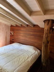 Posto letto in camera con parete in legno. di Cabaña La Morocha a Ostende