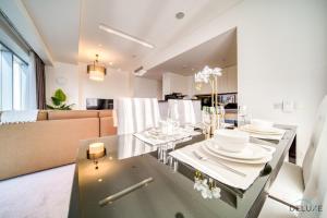 uma sala de estar com uma mesa de jantar e um sofá em Flawless 2BR at The Address Residences Dubai Marina by Deluxe Holiday Homes em Dubai