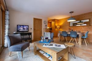een woonkamer met een tafel en een eetkamer bij Appartement Belle Vue - Happy Rentals in Chamonix-Mont-Blanc