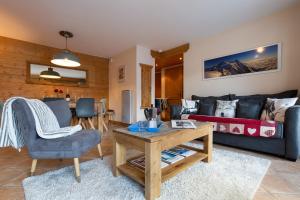 uma sala de estar com um sofá e uma mesa em Appartement Belle Vue - Happy Rentals em Chamonix-Mont-Blanc