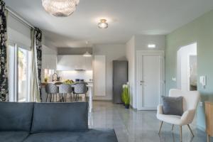 ヘルソニソスにあるNisimos Modern Apartmentのソファとキッチンのあるリビングルーム