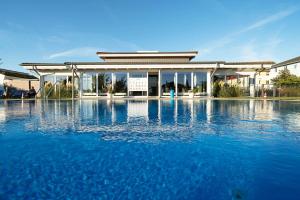 Bazén v ubytování BEECH Resort Boltenhagen nebo v jeho okolí