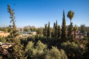uitzicht op een park met bomen en een gebouw bij Al Destino Apartment Luxury Marrakech in Marrakesh