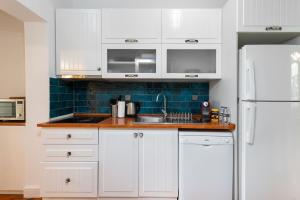 kuchnia z białymi szafkami i białą lodówką w obiekcie Casa Hermosa : Stunning 1Br Loft w/ PrivateTerrace w Stambule