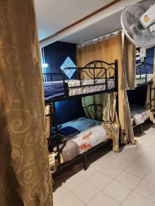 Двуетажно легло или двуетажни легла в стая в Green Apple Hostel Khaosan