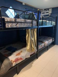 Двох'ярусне ліжко або двоярусні ліжка в номері Green Apple Hostel Khaosan