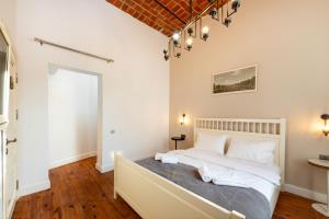 sypialnia z dużym łóżkiem w pokoju w obiekcie Casa Hermosa : Stunning 1Br Loft w/ PrivateTerrace w Stambule