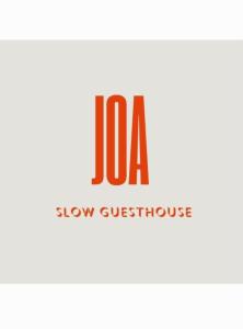 a label for a slow questionnaire with the words jla at JOA guesthouse, entre Bayonne et océan in Boucau
