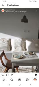 sala de estar con mesa y sofá en JOA guesthouse, entre Bayonne et océan en Boucau