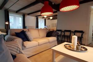 sala de estar con sofá y mesa en Blokhus-Hune/hus 148m², 12-pers. m/privat Gårdhave, en Blokhus