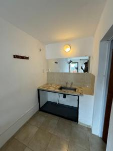 een badkamer met een wastafel en een spiegel bij 4 Ases Hotel in Embalse