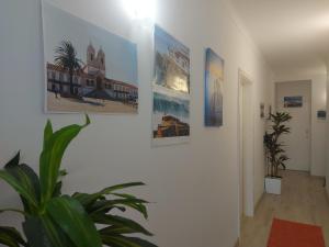 un couloir avec quatre photos sur le mur dans l'établissement Nazaré Holidays, à Nazaré
