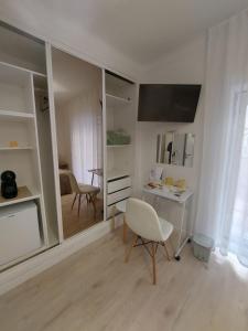 a room with a desk and a table and a chair at Nazaré Holidays in Nazaré