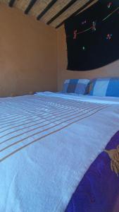 Letto o letti in una camera di Mhamid yaya camp & activités
