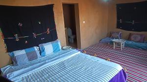 Letto o letti in una camera di Mhamid yaya camp & activités