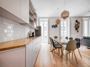 cocina y comedor con mesa y sillas en 3 bedrooms 3 bathrooms furnished - Justicia - Refurbished - MintyStay, en Madrid