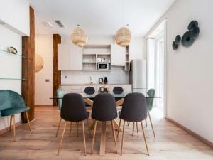 cocina y comedor con mesa de cristal y sillas en 3 bedrooms 3 bathrooms furnished - Justicia - Refurbished - MintyStay, en Madrid