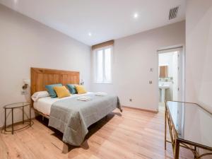 1 dormitorio con 1 cama grande y suelo de madera en 3 bedrooms 3 bathrooms furnished - Justicia - Refurbished - MintyStay, en Madrid