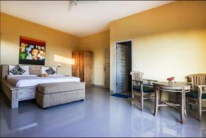 Postel nebo postele na pokoji v ubytování Utu Ubud Apartments/ 3rd floor: Modern Studio in Most Center