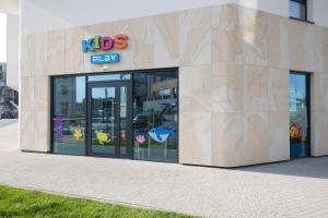 een kinderspeelplaats met open deuren bij Sunny Apartments in Bel Mare Resort by Noclegi Renters in Międzyzdroje