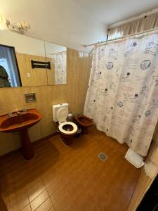 uma casa de banho com um WC e um lavatório em 4 Ases Hotel em Embalse