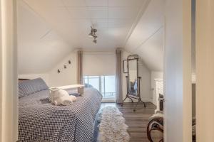 um quarto com uma cama com um urso de peluche em Stunning Water Front Cocooning et Spa 380 em Chertsey
