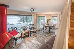 ein Wohnzimmer mit einem Kamin, einem Tisch und Stühlen in der Unterkunft Stunning Water Front Cocooning et Spa 380 in Chertsey