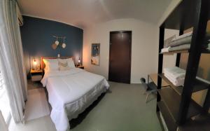 een slaapkamer met een groot wit bed in een kamer bij Sobrado em ótima localização. in Criciúma