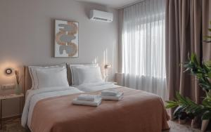 ein Schlafzimmer mit einem Bett mit zwei Handtüchern darauf in der Unterkunft Numa Suites & Lofts Athens in Athen
