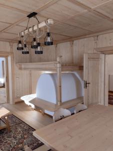 una vasca da bagno in una stanza con tavolo e luci di Villa Ronco - Stayincortina a Cortina dʼAmpezzo