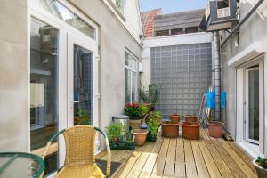 uma varanda com mesa, cadeiras e vasos de plantas em Tourist Travel Inn em Schiedam