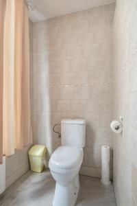 Un baño de Tourist Travel Inn 11 fotos más