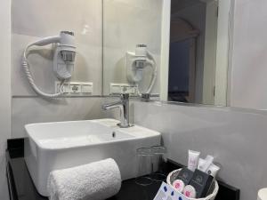 ネルハにあるホテル プラサ カバナのバスルーム(洗面台、鏡付)