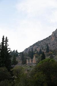 Blick auf einen Hügel mit Bäumen und einem Berg in der Unterkunft Delphian Colors - Green Edition in Delphi