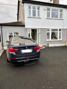 um carro estacionado na entrada de uma casa em Liffey Valley Homestay em Dublin