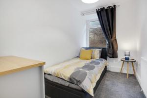 a small bedroom with a bed and a window at Dean St Retreat - Cosy Urban Escape, Sleeps 5 in Hexham