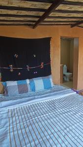 Letto o letti in una camera di Mhamid yaya camp & activités