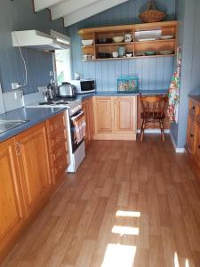 A kitchen or kitchenette at Foster - Nature Retreat - Nippards Nature Cottage