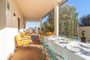 un tavolo su un balcone con sedie gialle di Jouvacations Villa Domenec a Figueres