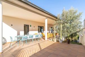 un patio con mesa y sillas. en Jouvacations Villa Domenec, en Figueres