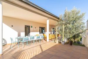 patio con tavolo e sedie di Jouvacations Villa Domenec a Figueres