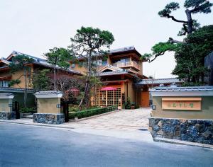 una casa con una puerta delante de ella en Kotonoyado Musashino, en Nara