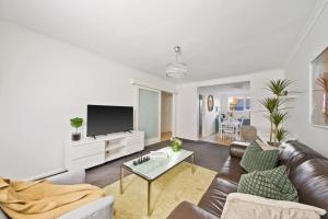 メルボルンにあるThe Elsternwick Abodeのソファとテレビのあるリビングルーム